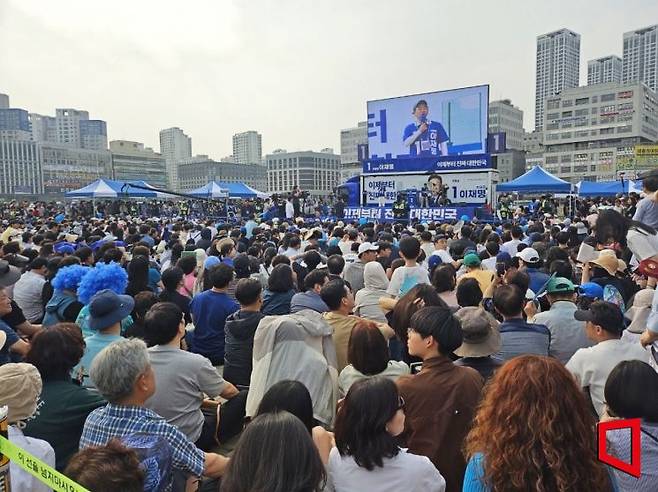 31일 세종시 나성동 나무그늘광장에서 열린 이재명 더불어민주당 대선후보  유세 현장에는 약 5000명의 시민이 운집했다. /표윤지