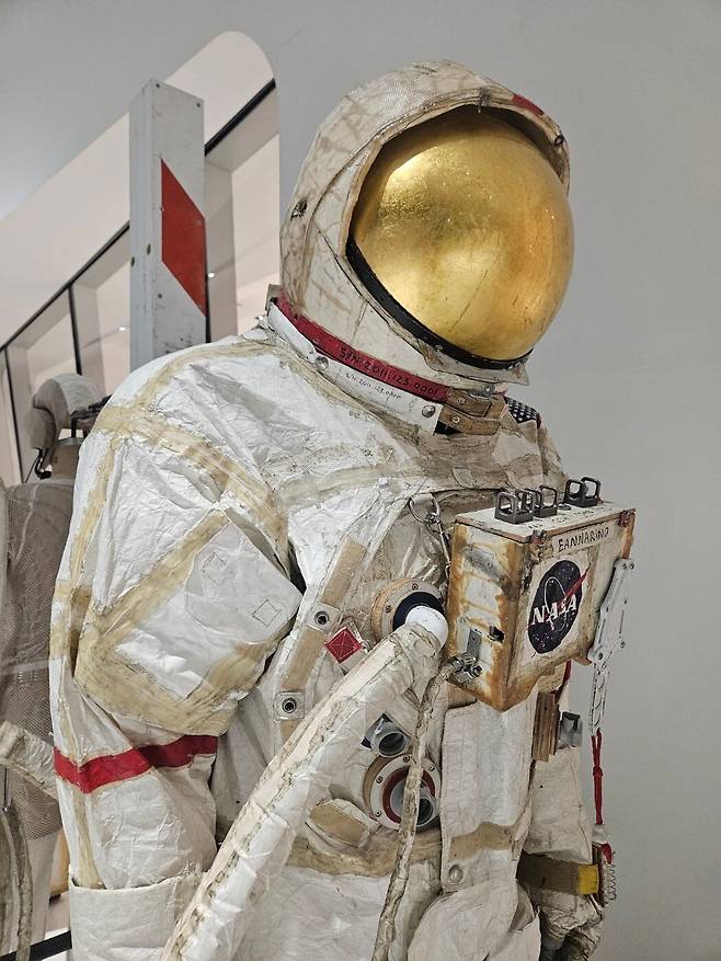 제법 그럴싸하지만 자세히 보면 모두 일상 속 소재로 만든 가짜다. 이 우주복은 종이로 만들었다. /김경화 기자