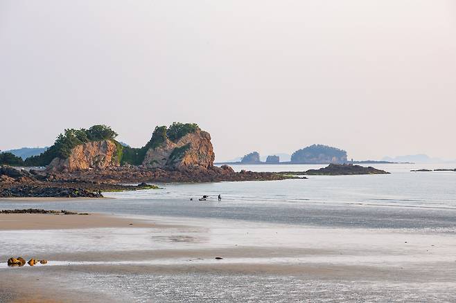 운여해변을 마주하고 남쪽 방향 고개를 돌리면 호주 그레이트 오션로드의 '12사도상'이 연상되는 해안과 섬 풍경이 펼쳐진다. / 김용재 영상미디어 기자