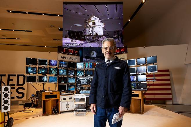 톰 삭스가 전시장의 MCC 앞에 섰다. 나사의 관제 센터를 닮았다. /양수열 영상미디어 기자