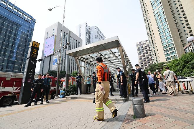 31일 오전 방화로 추정되는 화재가 발생한 서울 지하철 5호선 마포역에서 경찰이 역사 출입을 통제하고 있다.,소방 당국과 서울교통공사에 따르면 31일 오전 8시 45분쯤 서울지하철 여의나루역과 마포역 사이를 지나는 열차에서 방화로 추정되는 불이 났다. 현재 화재는 진화된 상태다./뉴스1