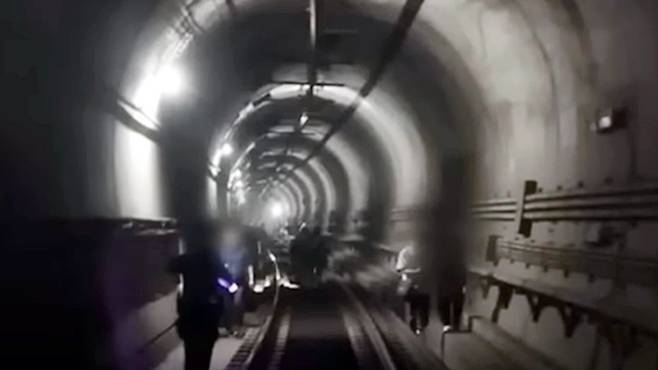 31일 오전 서울 지하철 5호선 마포역~여의나루역 구간에서 방화로 인한 화재가 발생해 승객들이 선로를 통해 대피하고 있다./뉴스1