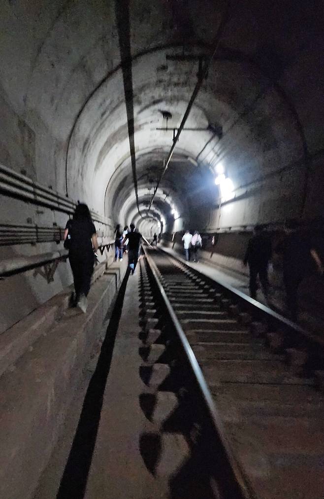 31일 오전 8시 47분께 서울 지하철 5호선 여의나루역∼마포역 사이 지하철에서 방화 추정 화재가 발생해 승객들이 대피하고 있다./연합뉴스