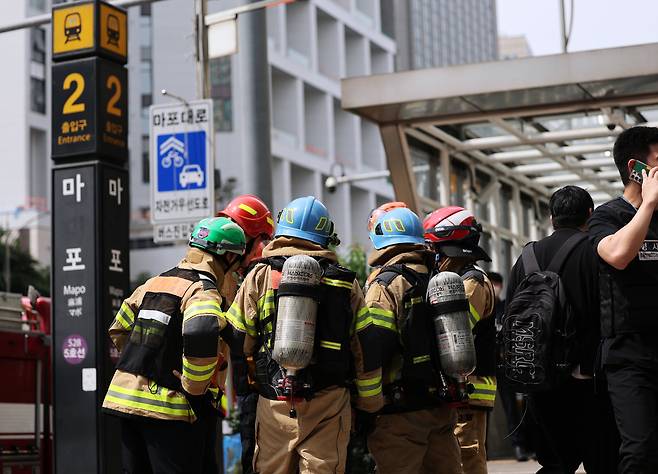 31일 오전 방화로 추정되는 화재가 발생한 서울 지하철 5호선 마포역 앞에서 소방대원들이 대기하고 있다./뉴스1