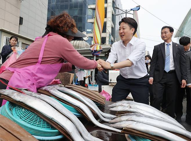 개혁신당 이준석 대선 후보가 지난 14일 부산 자갈치시장을 방문해 상인들과 인사를 나누고 있다. /연합뉴스