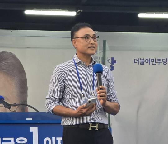 송진우 전 한화이글스 투수가 31일 대전 보라매공원에서 이재명 더불어민주당 대선 후보의 지지를 독려하고 있다. 이성현 기자