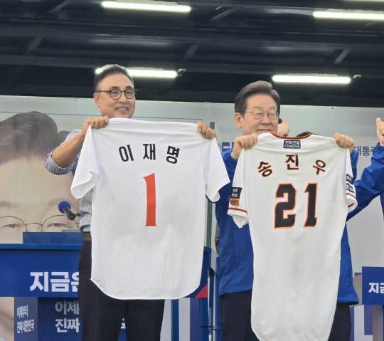 이재명 더불어민주당 대선 후보가 31일 대전 보라매공원 앞에서 송진우 전 한화이글스 투수와 함께 지지를 호소하고 있다. 이성현 기자