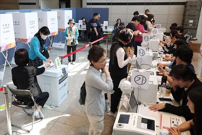 21대 대선 사전투표가 시작된 29일 오전 서울 중랑구 중랑구청에 마련된 신내2동 사전투표소에서 시민들이 사전투표를 하고 있다. ⓒ데일리안 홍금표 기자