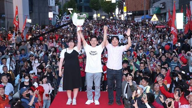 김문수 국민의힘 대선 후보가 30일 오후 강원 춘천시청 인근에서 열린 춘천시 유세에서 청각장애인들과 기념촬영하고 있다. ⓒ데일리안 방규현 기자