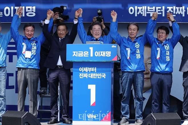 이재명 더불어민주당 대선 후보가 지난 13일 경북 구미시 구미역 앞 광장에서 열린 선거유세에서 시민들에게 손을 들어 인사하고 있다. ⓒ데일리안 홍금표 기자