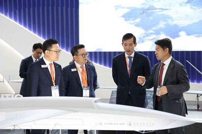 김동관 한화그룹 부회장이 부산 벡스코에서 열리는 ‘2025 국제해양방위산업전(MADEX 2025)’ 이튿날(29일) 한화 방산계열사 사장들과 관계자로부터 설명을 듣고 있다.ⓒ한화