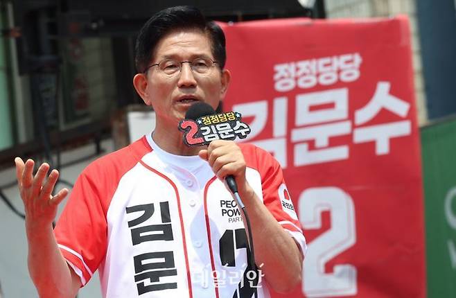 김문수 국민의힘 대선 후보가 31일 오후 강원 속초시 관광수산시장에서 지지를 호소하고 있다. ⓒ데일리안 방규현 기자