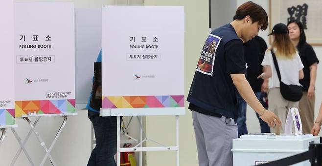 21대 대선 사전투표 이틀째인 30일 인천 부평구청에 마련된 투표소에서 유권자들이 점심시간을 이용해 투표하고 있다. ⓒ연합뉴스