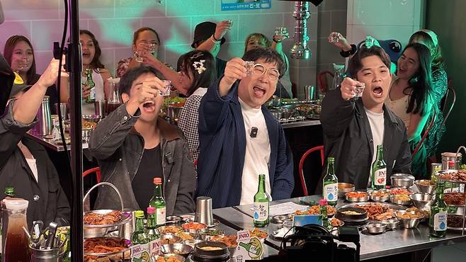 하이트진로가 국내에서 10년간 운영한 브랜디드 콘텐츠 ‘이슬라이브’를 필리핀 문화에 맞게 현지화한 ‘진로라이브’를 ‘삼겹살라맛’에서 진행했다. 윤우열 기자 cloudancer@donga.com