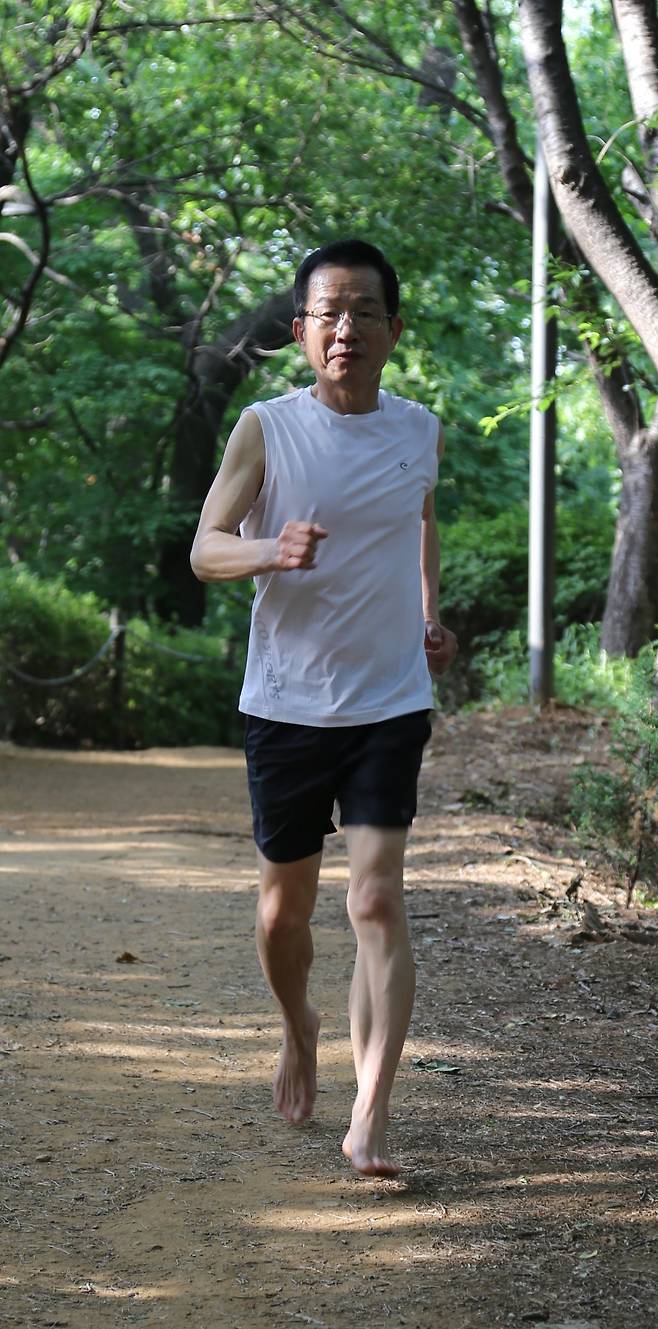 박필전 씨가 서울 서초구 방배동 서리풀공원을 맨발로 달리고 있다. 2006년부터 맨발로 산을 달린 그는 2년 전부터는 대한민국 100대 명산을 맨발로 오르며 건강을  다지고 있다. 양종구 기자 yjongk@donga.com
