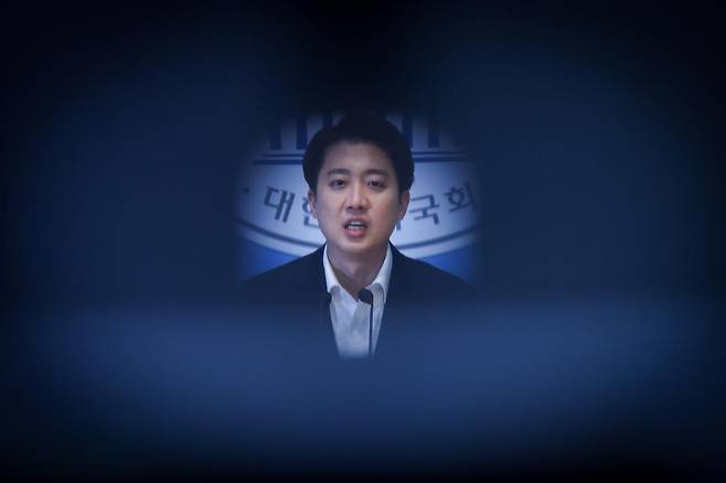 이준석 개혁신당 대통령 후보가 30일 오후 서울 여의도 국회 소통관에서 민주당, 조국혁신당, 진보당, 기본소득당, 사회민주당 의원들이 자신을 국회에서 제명시키는 징계안을 제출한 것과 관련 긴급 기자회견을 하고 있다. 뉴스1