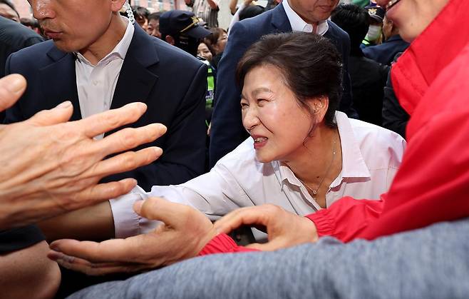 박근혜 전 대통령이 31일 오후 대구 중구 서문시장을 찾아 구름 인파 속을 지나며 시민들과 인사하고 있다. 뉴스1