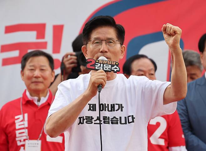 국민의힘 김문수 대선 후보가 30일 강원 원주시 문화의거리에서 유세를 하고 있다.