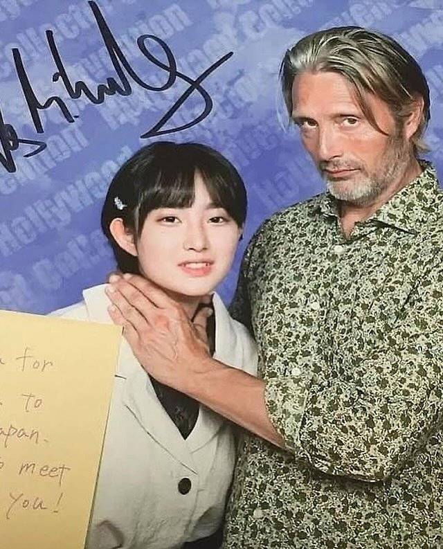 HG4H00w.jpeg 매즈 미켈슨 팬서비스 근황