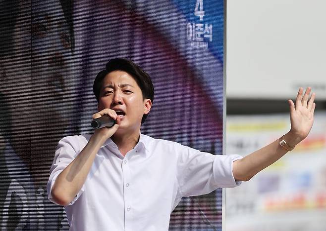이준석 개혁신당 대통령 후보가 제21대 대통령 선거를 사흘 앞둔 31일 오후 경기 안양시 평촌로데오거리에서 열린 유세에서 막판 지지를 호소하고 있다. 뉴스1