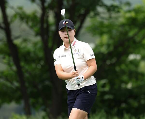 2025년 한국여자프로골프(KLPGA) 투어 Sh수협은행·MBN 여자오픈에 출전한 홍정민 프로가 2라운드에서 경기하는 모습이다. 사진제공=KLPGA