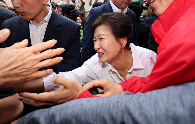 박근혜 전 대통령이 31일 오후 대구 중구 서문시장을 방문해 시민들에게 인사하고 있다. 연합뉴스