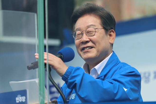 더불어민주당 이재명 대선 후보가 선거를 사흘 앞둔 31일 ‘캐스팅 보터\'로 꼽히는 충북의 청주시 오창프라자 앞 광장에서 열린 집중유세에서 시민들에게 지지를 호소하고 있다. 연합뉴스