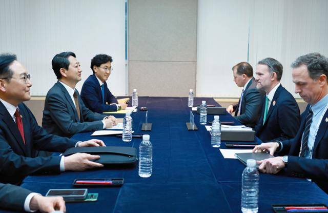 안덕근(왼쪽 줄 가운데) 산업통상자원부 장관이 16일 제주 서귀포시 제주국제컨벤션센터(ICC)에서 제이미슨 그리어(오른쪽 줄 가운데) 미국 무역대표부(USTR) 대표와 면담을 갖고 있다. 산업통상자원부 제공