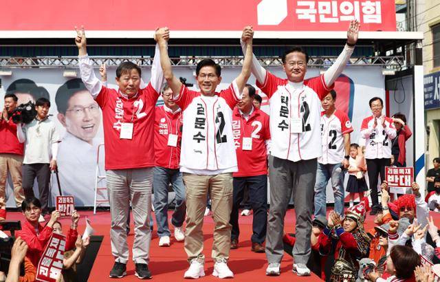 김문수 국민의힘 대선 후보가 31일 오전 강원 홍천군 꽃뫼공원에서 유세를 하고 있다. 뉴스1