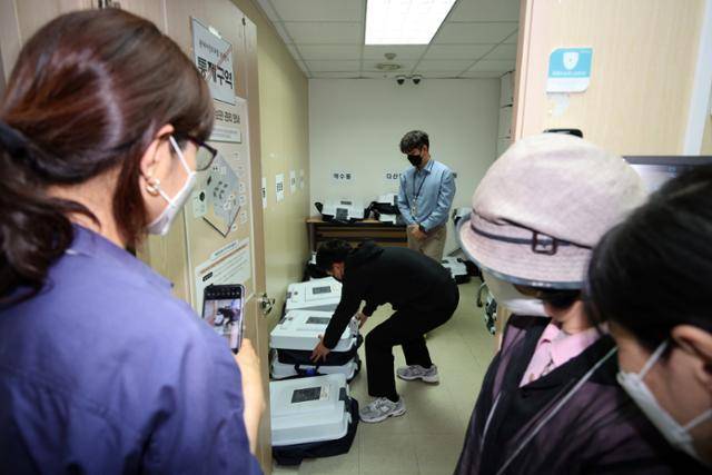 [서울=뉴시스] 김금보 기자 = 제21대 대통령선거 사전투표 마지막 날인 30일 오후 서울 중구에 위치한 중구선거관리위원회에서 참관인들이 관내 사전투표함 보관 과정을 참관하고 있다. 2025.05.30. kgb@newsis.com