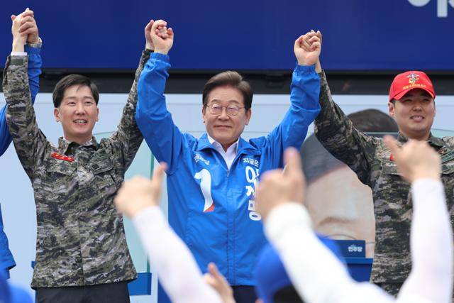 이재명 더불어민주당 대선 후보가 선거를 사흘 앞둔 마지막 주말인 31일 경기 평택시 배다리생태공원에서 열린 평택·오산·안성시 유세에서 시민들에게 인사하고 있다. 연합뉴스