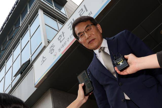 노태악 중앙선거관리위원장이 31일 오후 서울 동대문구 성동구선거관리위원회에서 기자들을 만나 사전투표 과정에서 일어난 관리 부실과 관련해 고개 숙여 사과하고 있다. 뉴스1