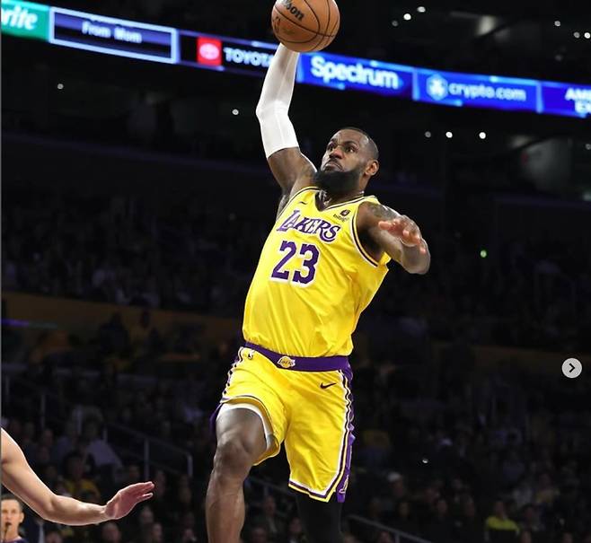 어린 시절 불우한 가정환경에 부끄럼을 느껴 친구 사귀는 데 어려움을 겪었던 제임스. 하지만 그는 NBA에서 현재까지 총 22시즌을 뛰며 역대 최고의 선수 중 한 명으로 등극했다. 르브론 제임스 인스타그램