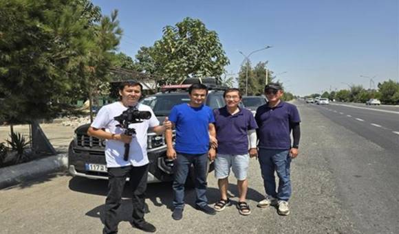 안디잔 TV 방송국 기자와 도로변 즉석 인터뷰. [사진=윤영선]