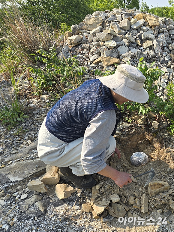 31일 죽림사부주지 현광스님이 재액 소멸과 화기 진정을 기원하기 위해 '소금단지' 묻고 있다. [사진=죽림사]