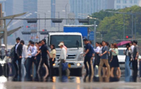 더운 날씨 속 서울 영등포구 여의대로 위로 지열에 의한 아지랑이가 피어오르고 있다. [사진=연합뉴스]