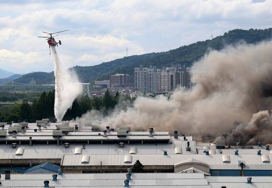 지난 17일 오후 광주 광산구 송정동 금호타이어 광주공장에서 소방헬기가 진화 작업을 하고 있다. 연합뉴스