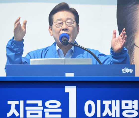 이재명 더불어민주당 대선 후보가 30일 오후 강원도 춘천시 춘천역광장에서 유세하고 있다. 김성룡 기자