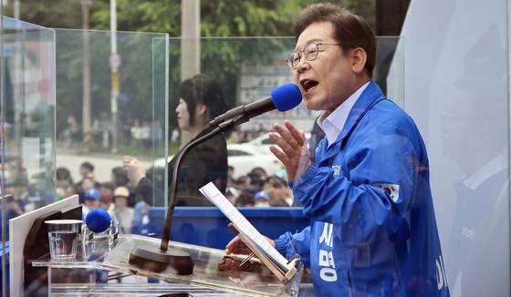 이재명 더불어민주당 대선 후보가 대선을 사흘 앞둔 31일 경기 평택시 배다리생태공원에서 유권자들에게 지지를 호소하고 있다. 김성룡 기자