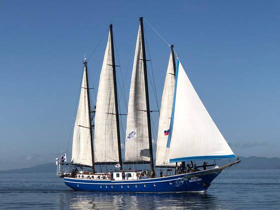 우리나라 유일의 범선인 코리아나호가 돛을 펴고 바다를 가르고 있다. [사진 정채호]