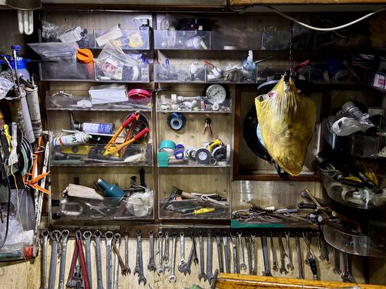 수많은 공구는 코리아나호의 복잡다단한 역사를 설명해 주고 있다. 김홍준 기자