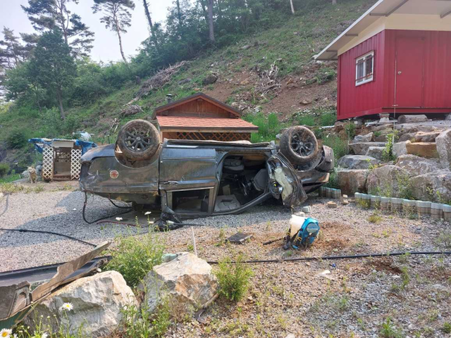 ▲ 31일 오전 8시 55분쯤 정선군 정선읍 북실리에서 화물차가 밭 경사면으로 10m 가량 추락했다.