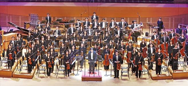 지난 29일 잠실 롯데콘서트홀에서 열린 한경arte필하모닉 오케스트라 정기공연에서 지중배 지휘자(가운데)와 단원들이 객석을 향해 인사하고 있다.  /이솔 기자