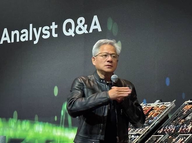 젠슨 황 엔비디아 CEO가 지난 21일 대만 타이베이 만다린 오리엔탈 호텔에서 열린 '글로벌 미디어 Q&A' 행사에서 취재진 질문에 답하고 있다./사진=연합뉴스