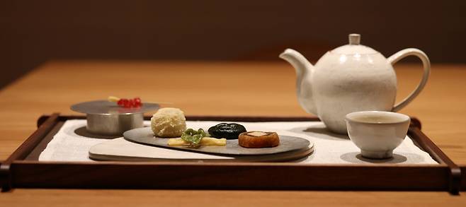 잣경단, 쑥갠떡, 건시단자, 매작과, 오미자 배정과를 곁들인 ‘대표 다과 세트’. 사진/권도현 기자