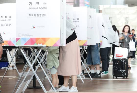 People vote at a polling station at Incheon Airport International on May 30, the last day for early voting. [NEWS1]