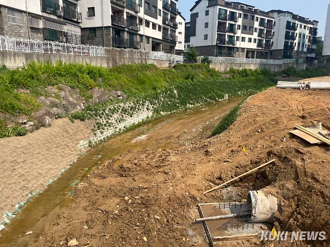 경기 고양시 일산동에 들어서는 ‘더샵 일산 엘로이’ 풍동천 모습. 조유정 기자