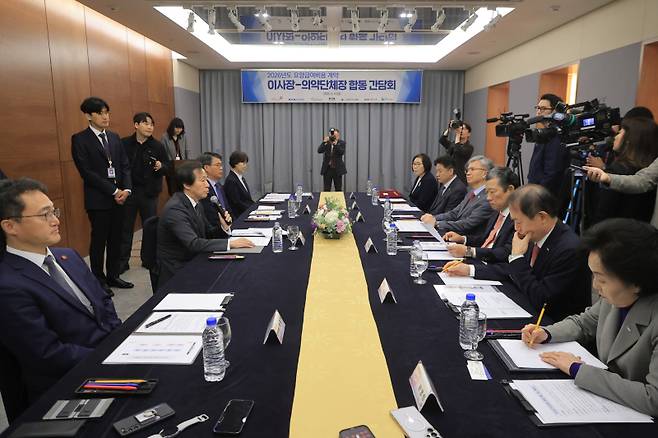 정기석 건강보험공단 이사장이 지난 9일 서울 마포구 서울가든호텔에서 열린 2026년도 요양급여비용 계약 이사장-의약단체장 합동간담회에서 인사말을 하고 있다. 연합뉴스