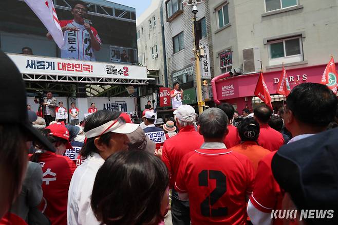 국민의힘 김문수 대선 후보가 31일 강원특별자치도 속초시 속초관광수산시장에서 지지를 호소하고 있다.