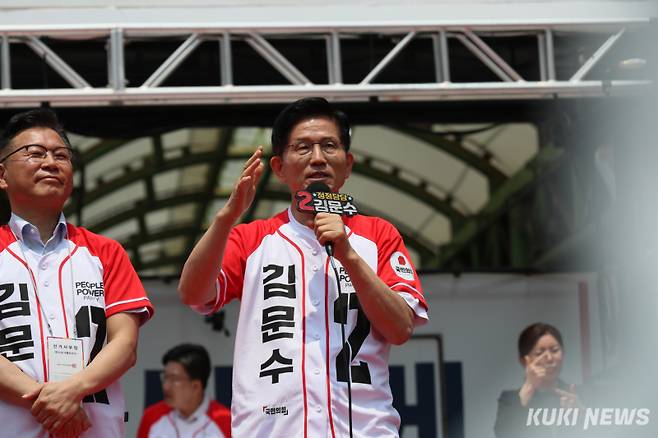 국민의힘 김문수 대선 후보가 31일 강원특별자치도 속초시 속초관광수산시장를 찾아 지지를 호소하고 있다.